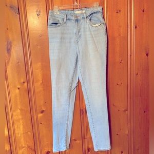 Says size 29 but fits like a 27 Women’s 721 High Rise Skinny Levi’s jeans